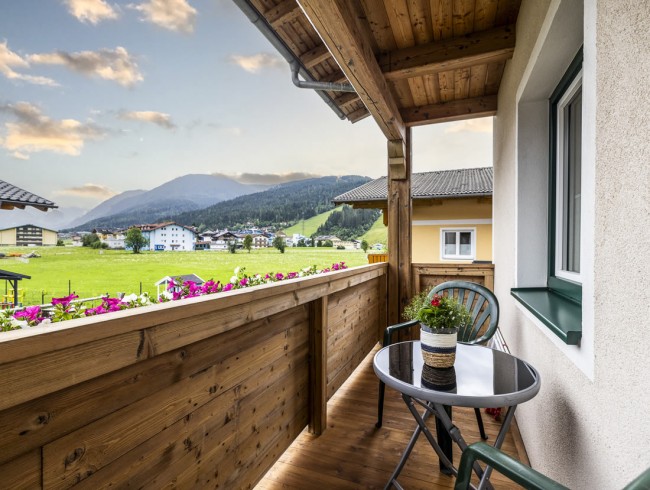 Balkon mit Aussicht aufs Grießenkareck in Flachau