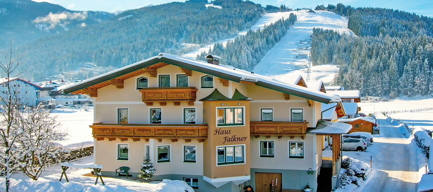 Ferienwohnungen Falkner Flachau mit Blick auf die Piste